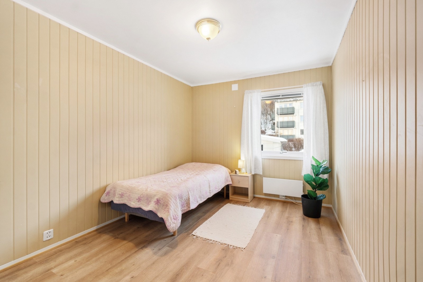 Lyst og trivelig soverom klar for møblering etter eget ønske og behov. Galleribilde