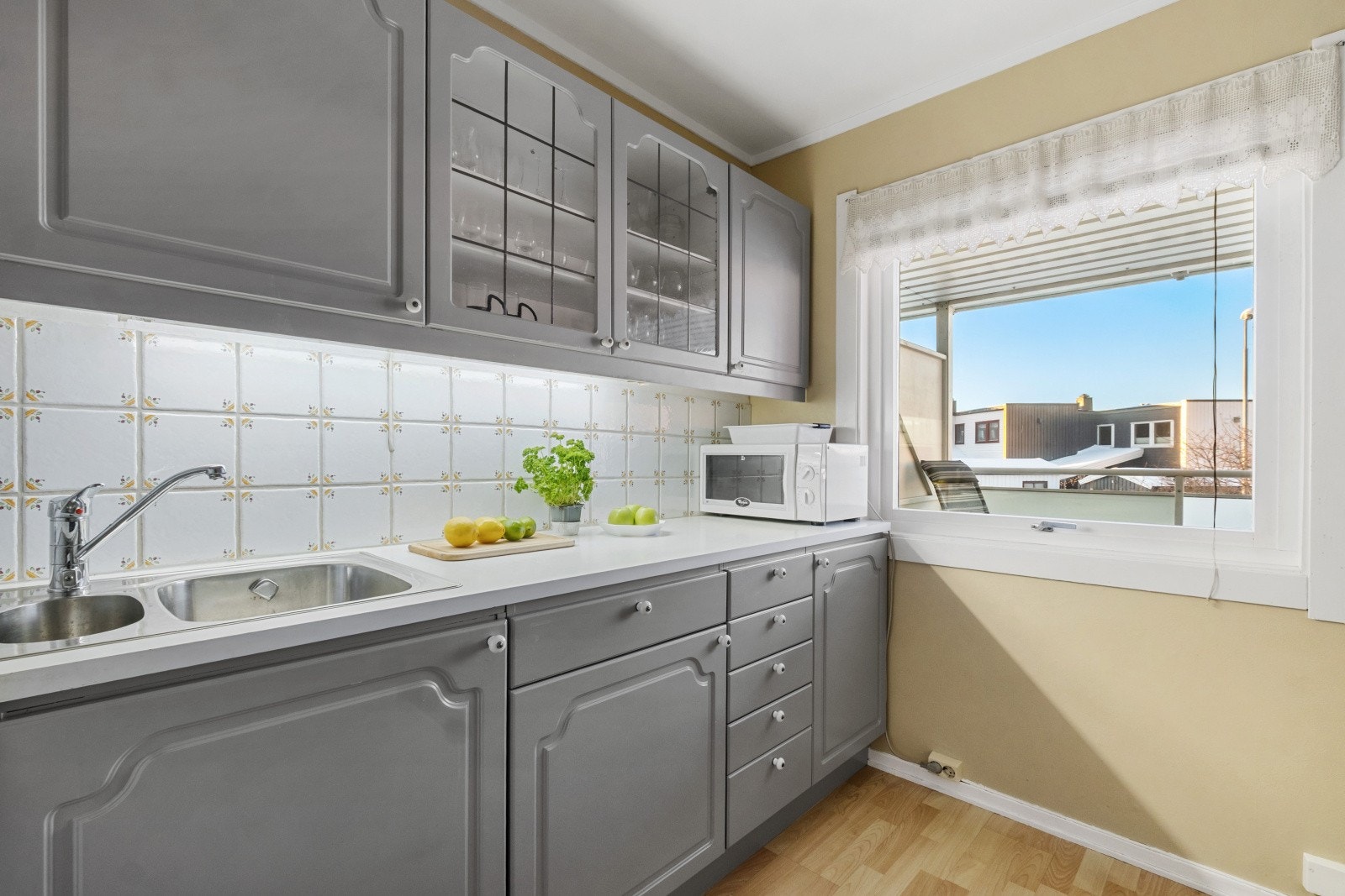 Kjøkkeninnredning med profilerte fronter og benkeplaten er av laminat. Galleribilde