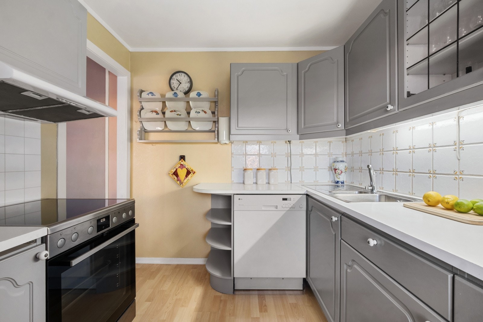 Kjøkken av eldre dato med behov for oppussing som gir en flott mulighet til å skape et funksjonelt rom tilpasset egne ønsker og løsninger. Galleribilde