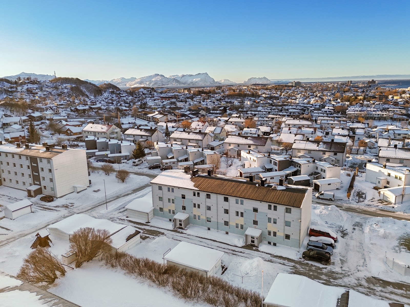 Vollen - beliggende sentralt til, nord i Rønvik bydel. Vollen er svært kjent for sin karakteristiske rekkehusbebyggelse. Galleribilde