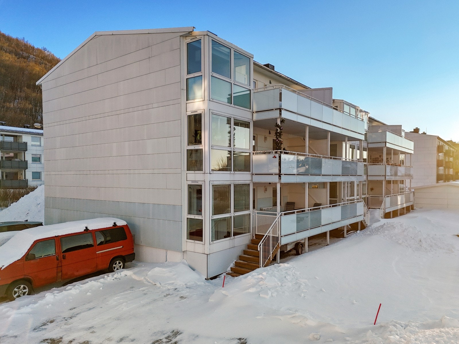 Flott hjørneplassering med lett adkomst til hage. Galleribilde