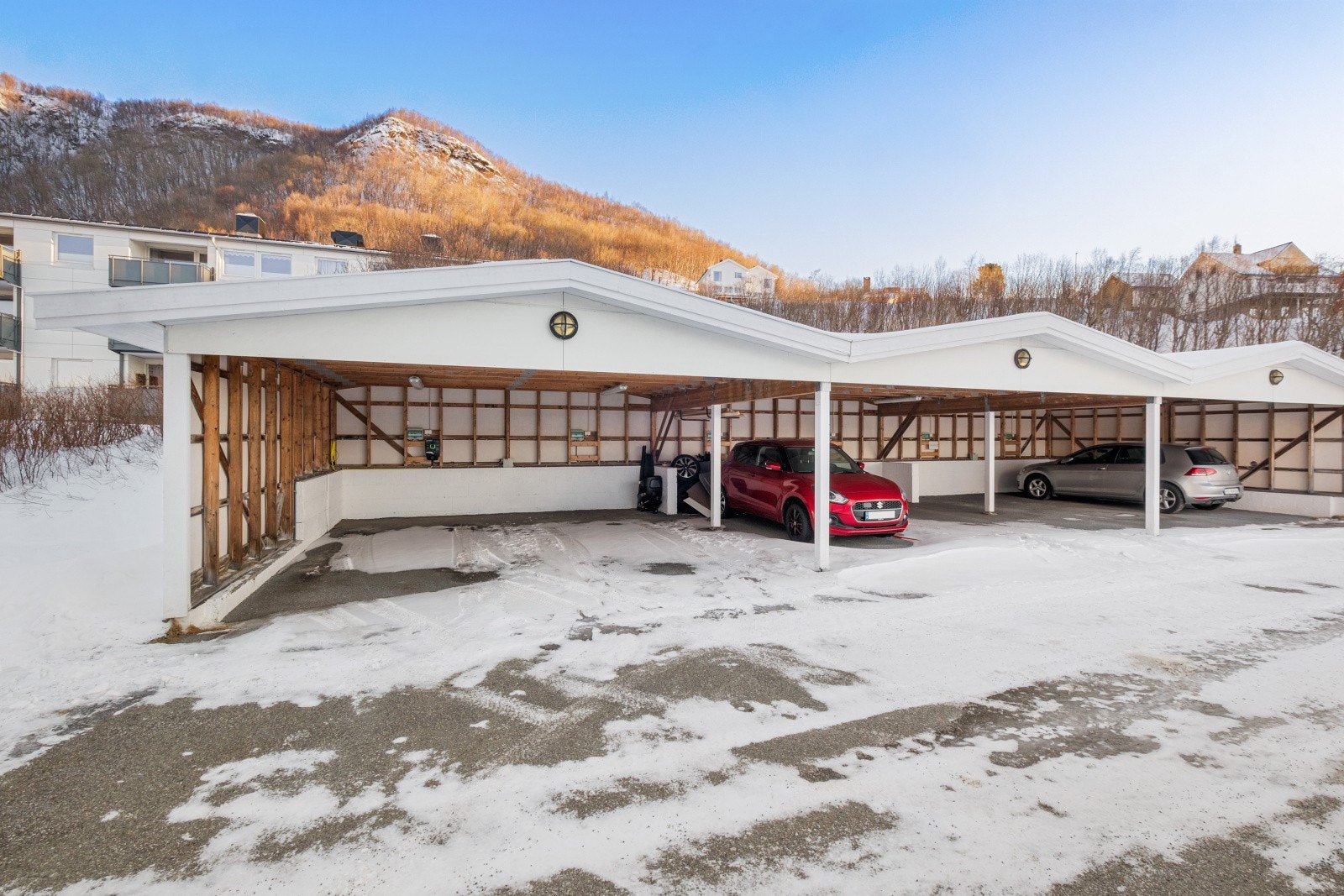 Parkering i egen carport som tilhører leiligheten. Galleribilde
