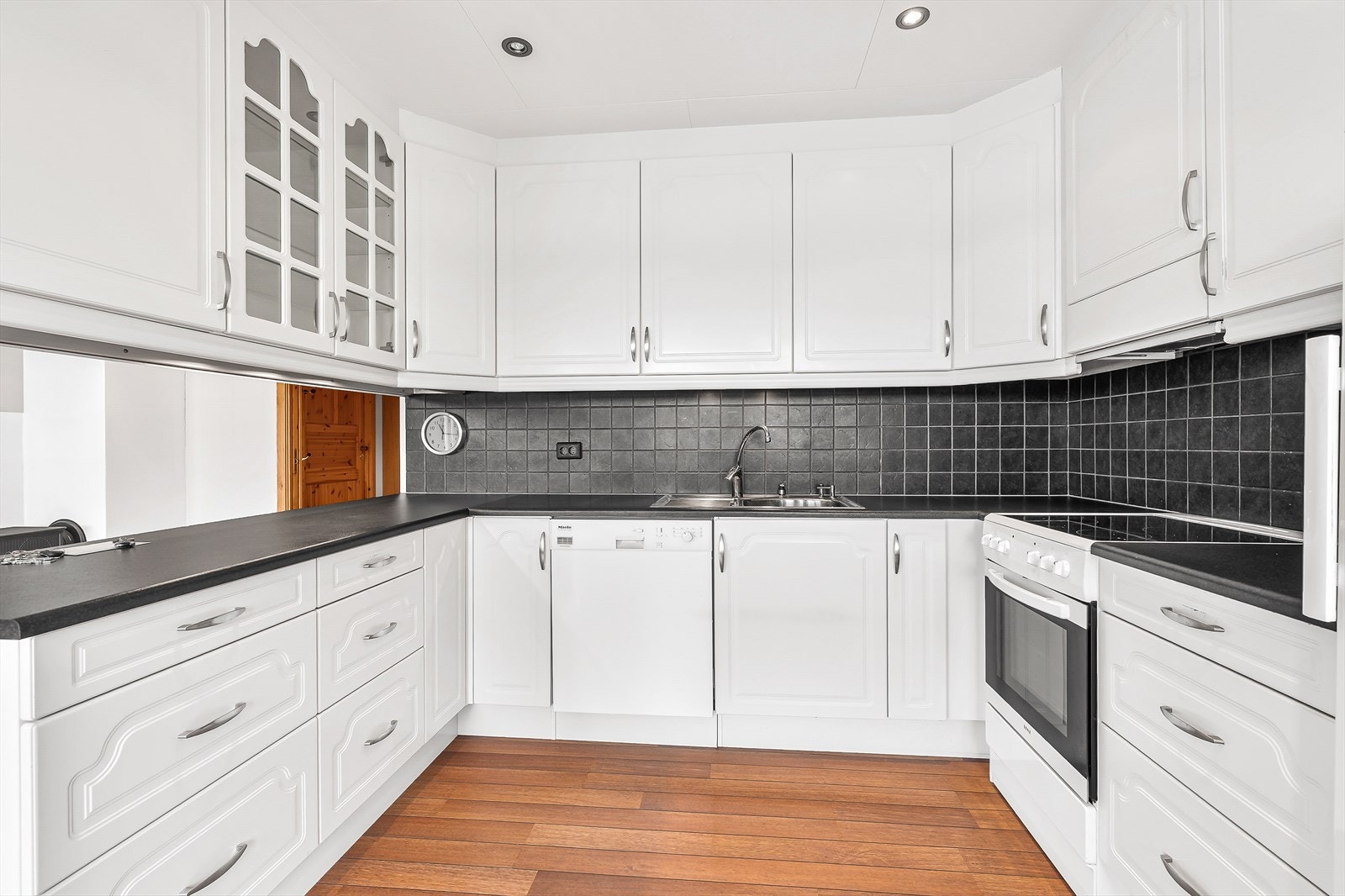 Frittstående oppvaskmaskin, komfyr og kjøleskap medfølger Galleribilde