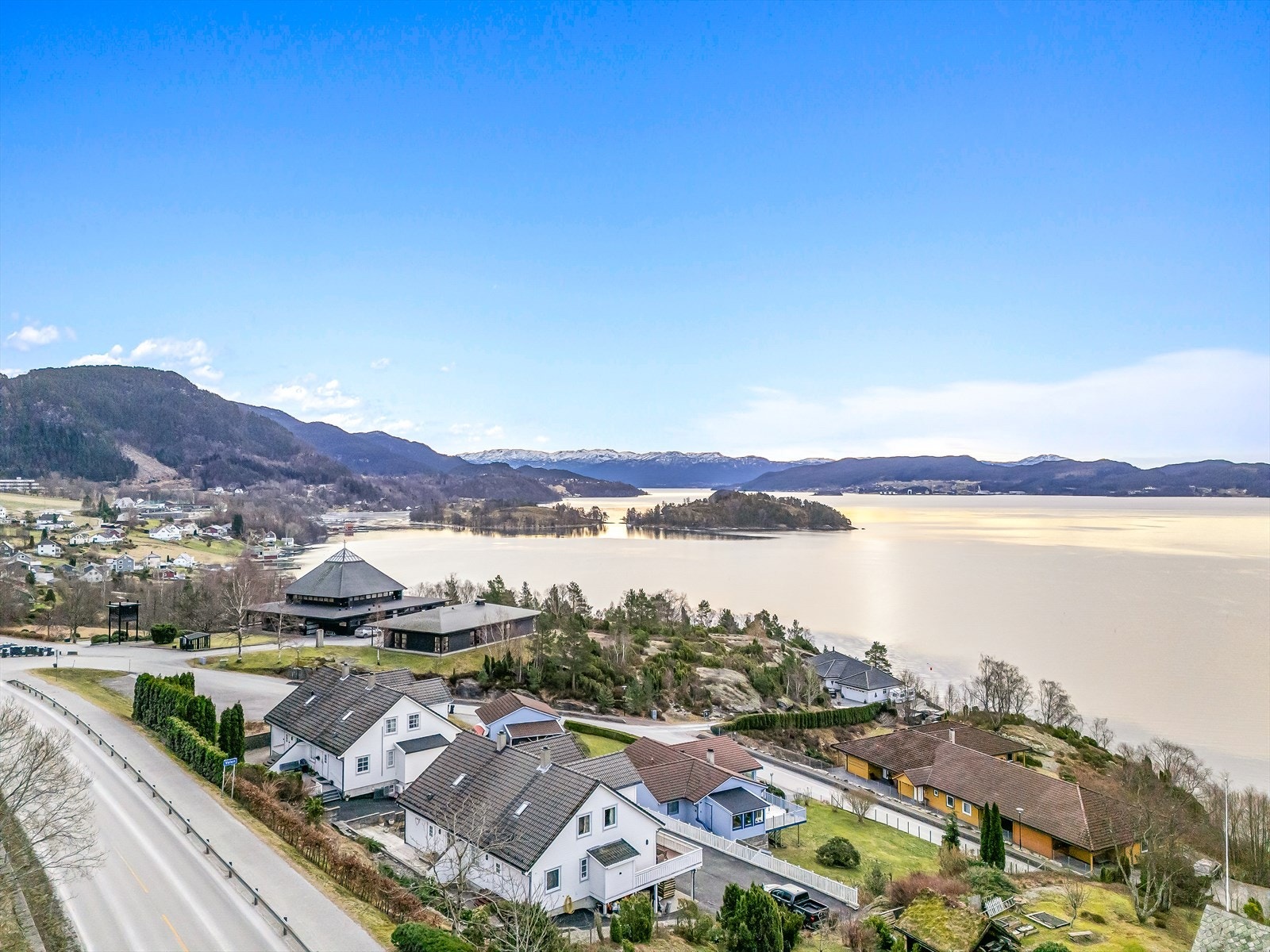 Eiendommen har en fin beliggenhet, med flott sjøutsikt og gode solforhold Galleribilde