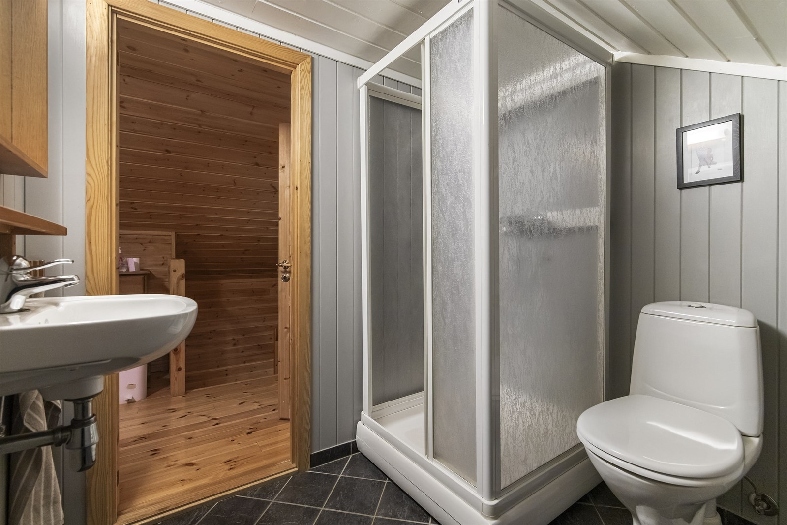 Badet i 2. etasje med dusjkabinett, servant og toalett. Varmekabler i gulv Galleribilde