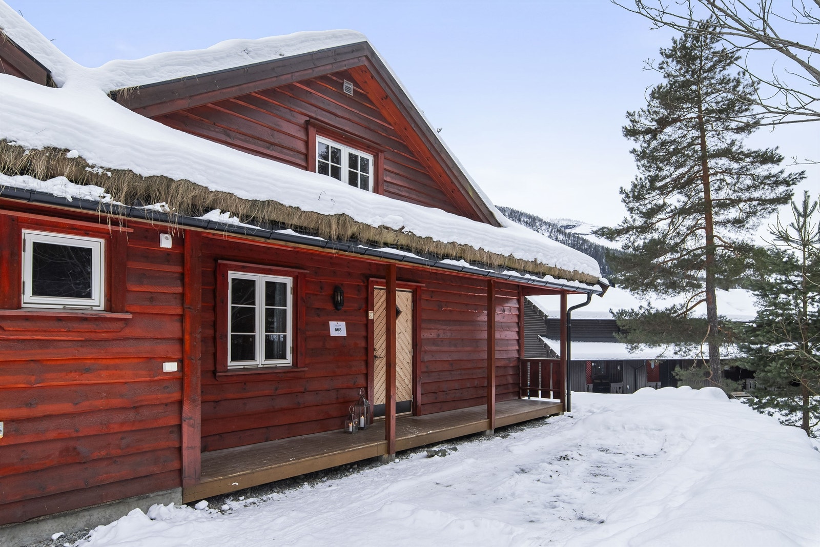 Overbygget inngangsparti med tilliggende utebod Galleribilde