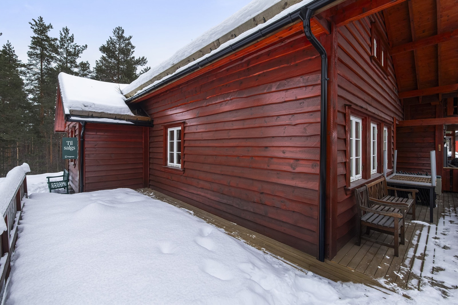 Nydelige utearealer tilhørende hytten med stor, delvis overbygget terrasse Galleribilde