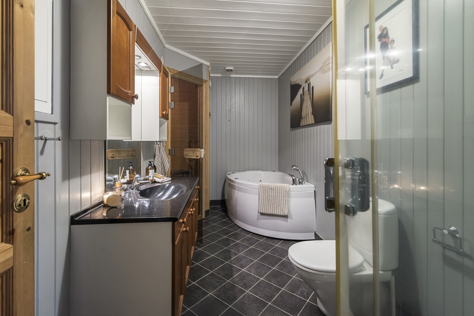 Badet er innredet med boblekar, dusjkabinett, servant i innredning og kjærkommen badstue Galleribilde