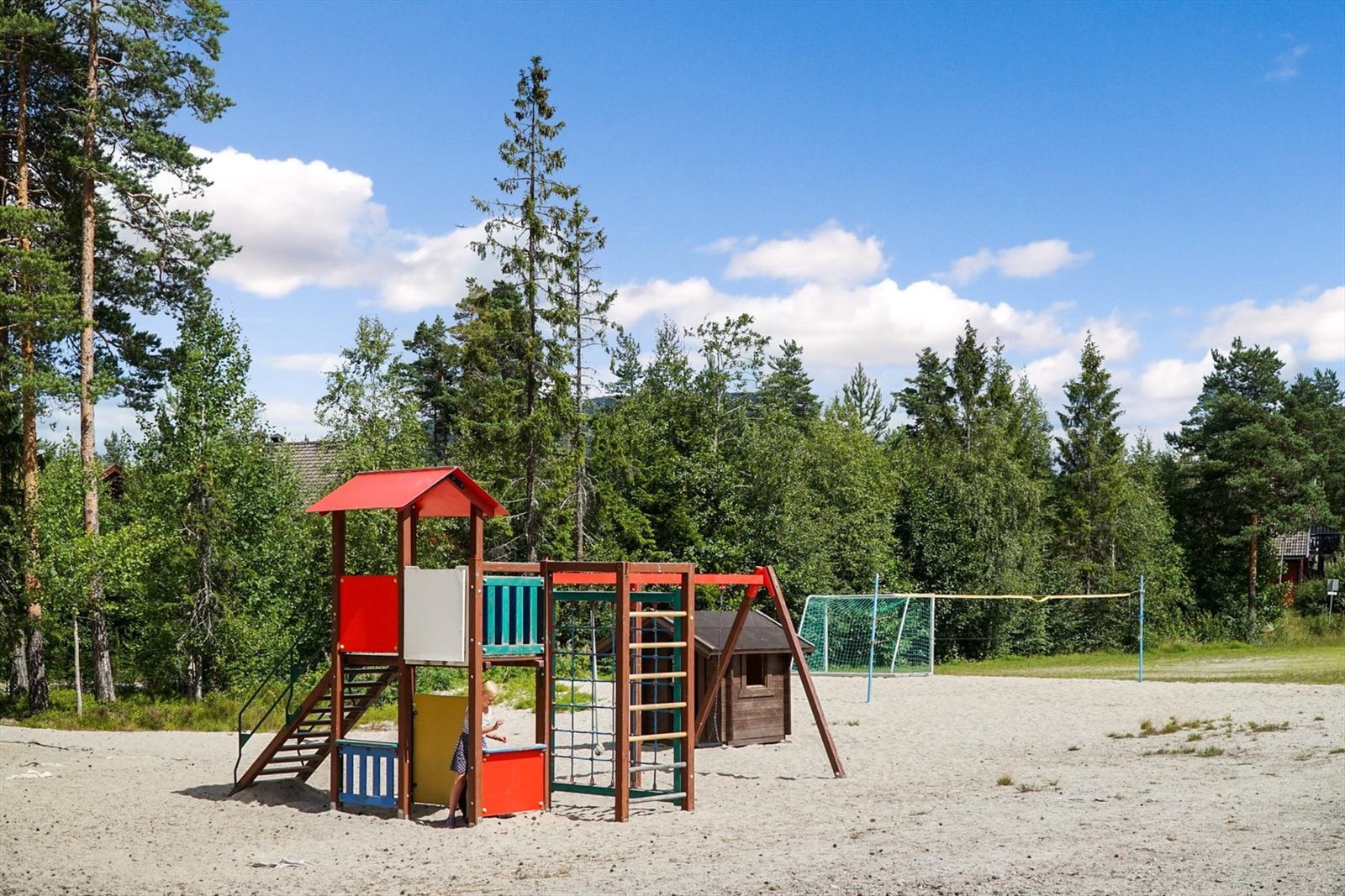 Lekeplass med både skaterampe, lekestativ og fotballøkke for de minste Galleribilde