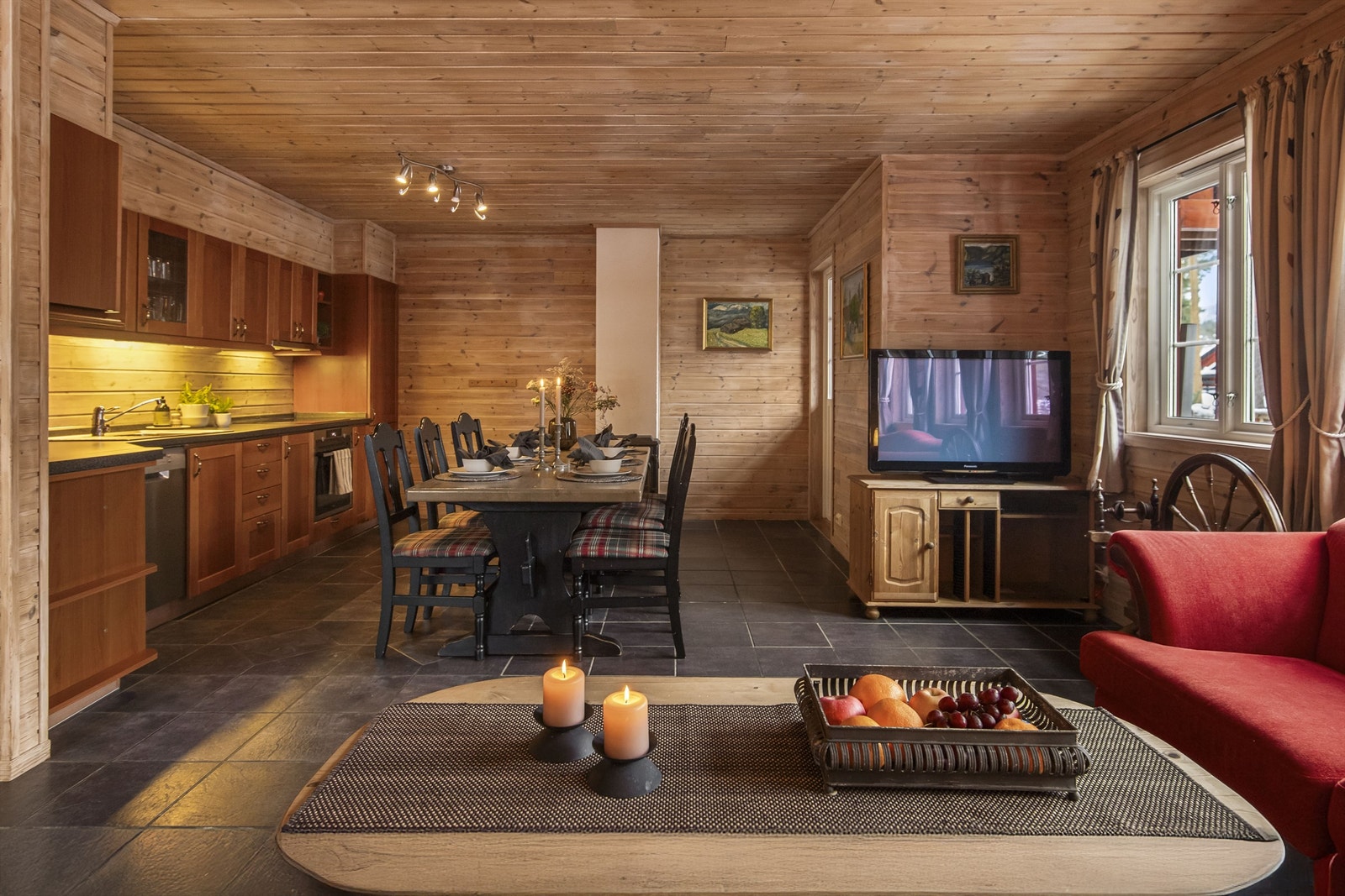 Profilert kjøkkeninnredning med integrerte hvitevarer fra byggeår Galleribilde