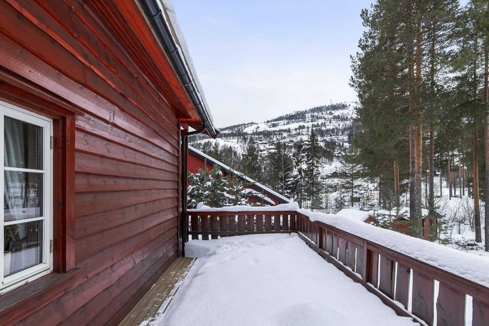 Tomten på siden av hytten er seksjonert, og tilhørende hytta Galleribilde
