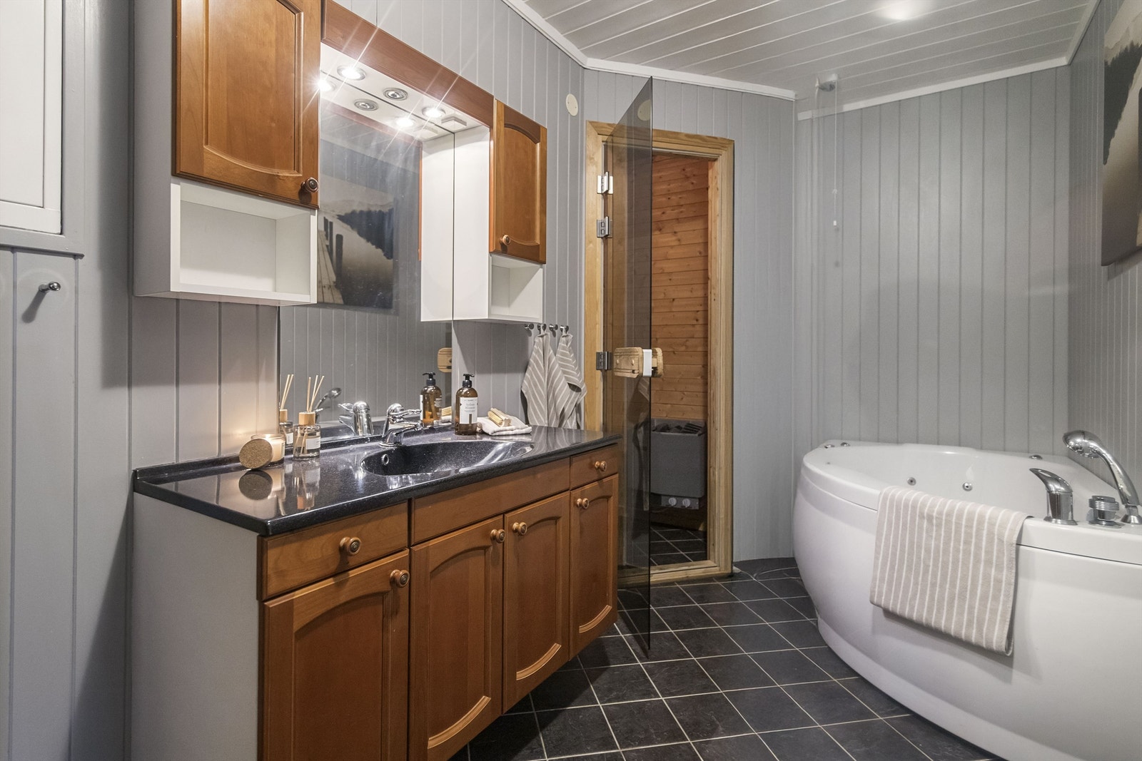 Bad 1 med badstue i hovedetasjen Galleribilde