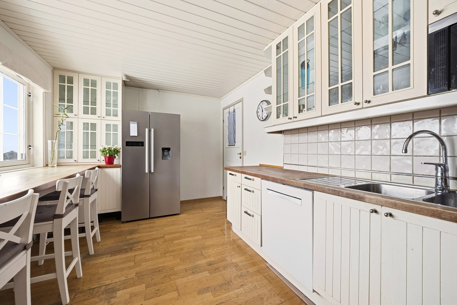 Kjøkkenet har rikt med innredning Galleribilde