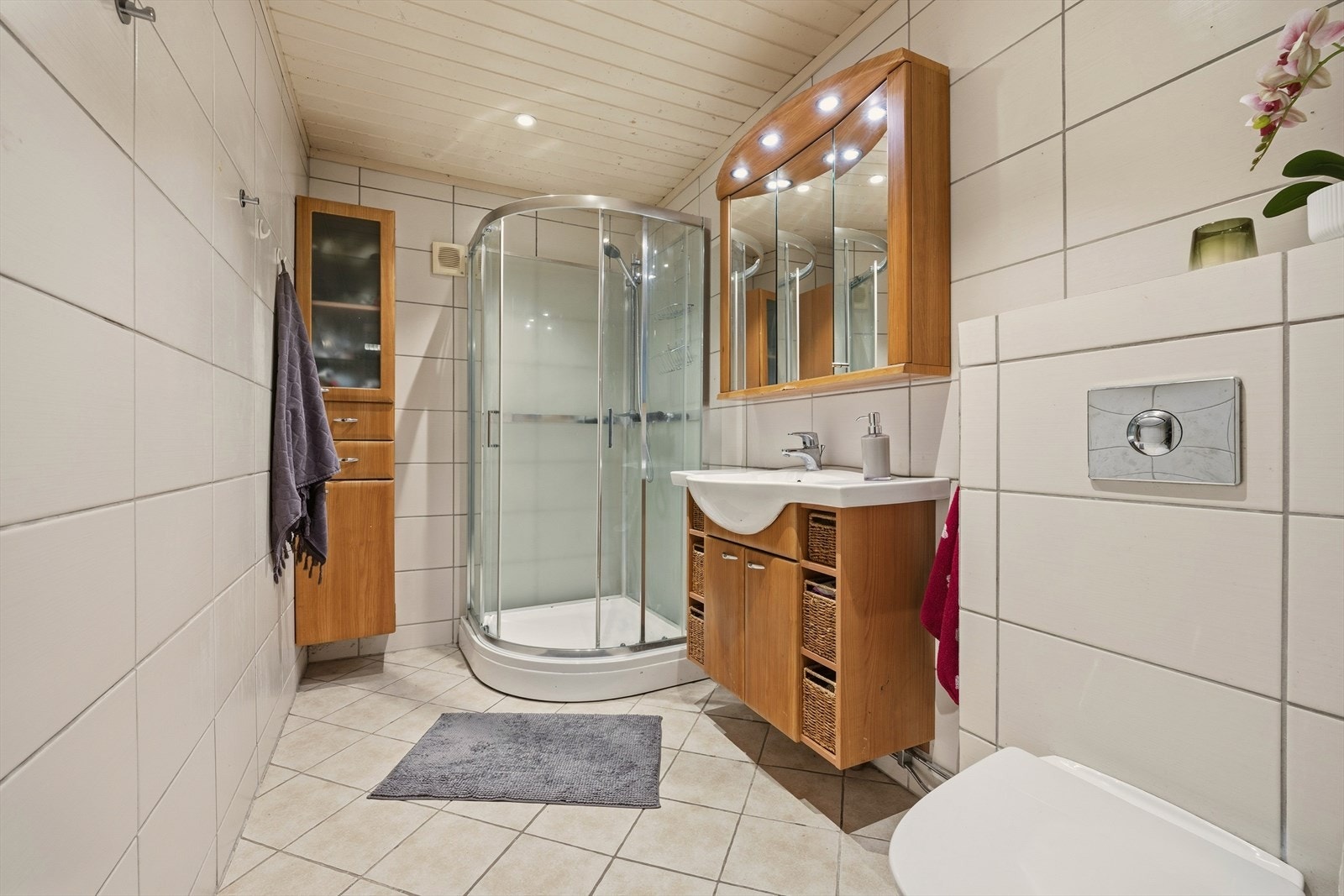 Badet har vegghengt innredning og toalett Galleribilde