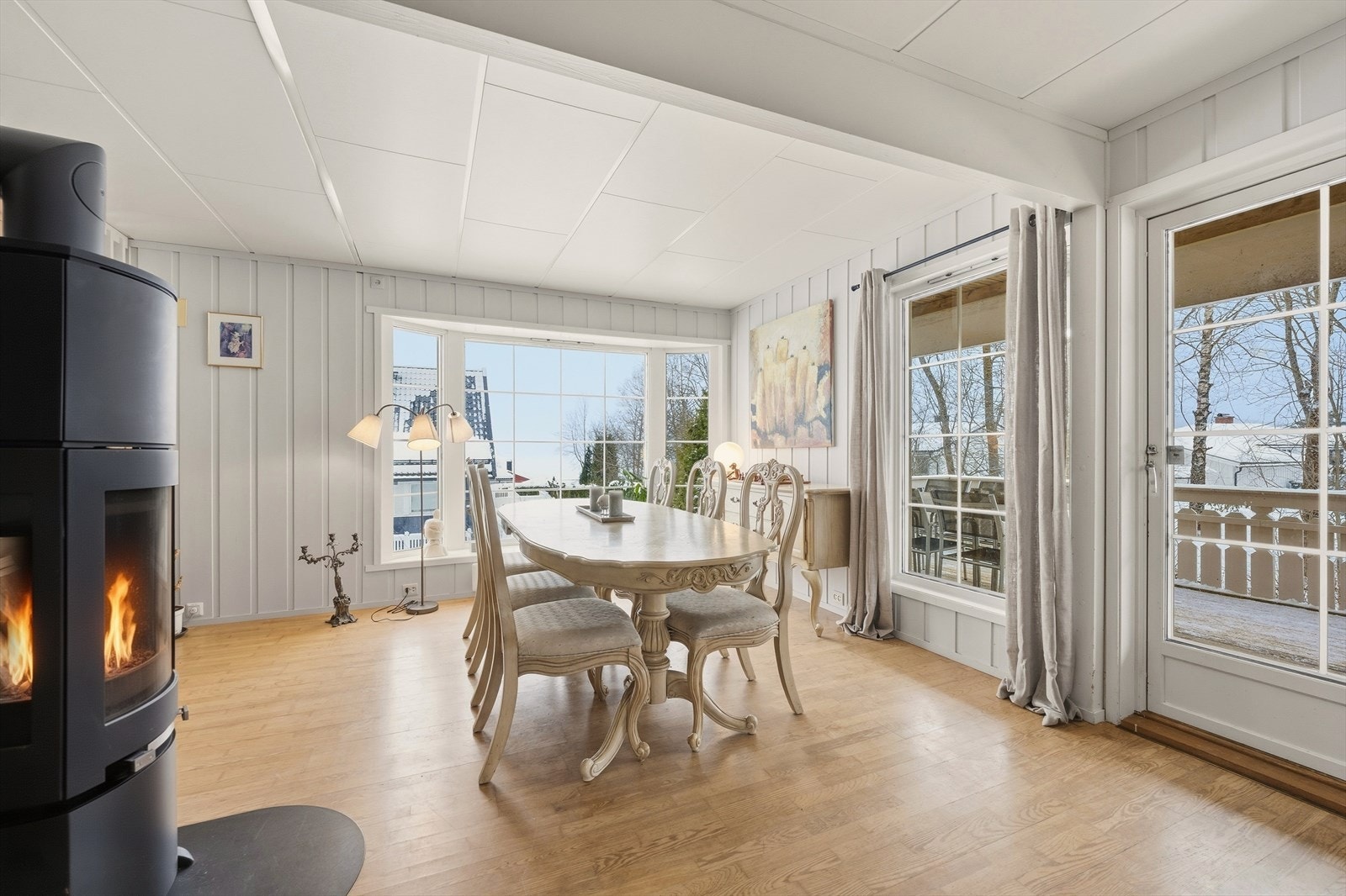 Fra stuen er det utgang til veranda og hage Galleribilde