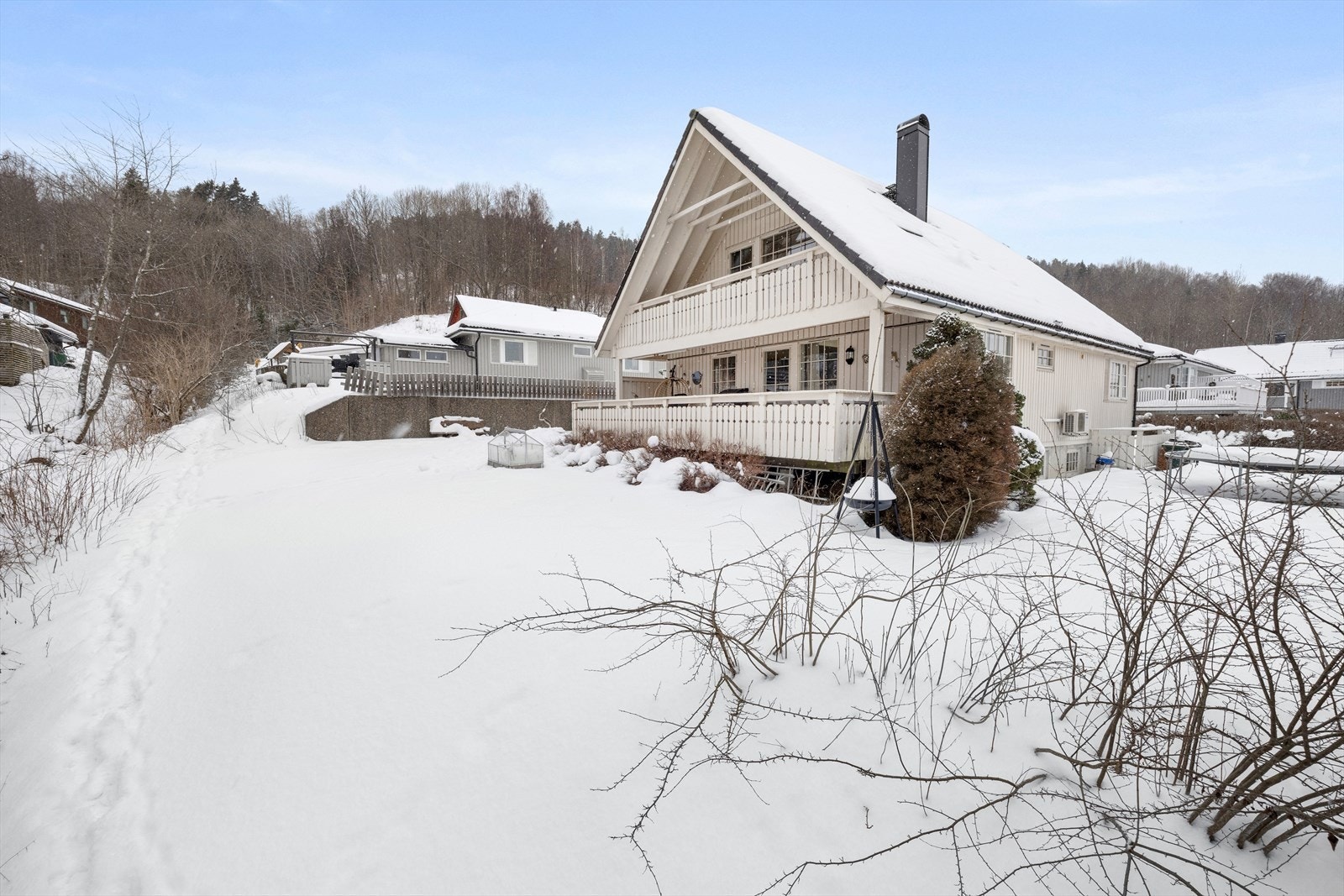 Boligen har romslig hage som strekker seg rundt huset Galleribilde