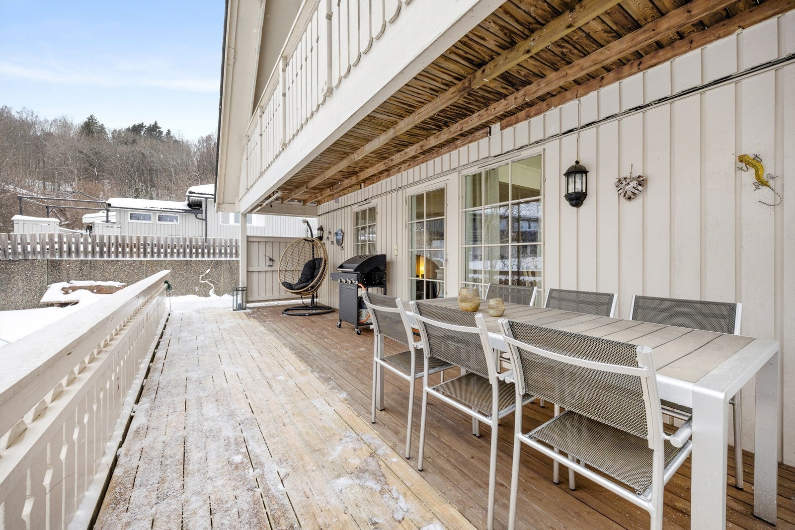 Boligen har romslige uteområder - både med store terrasser og hageområder for øvrig Galleribilde