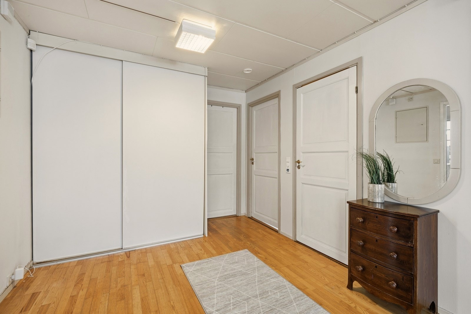 Hall med romslig skyvedørsgarderobe Galleribilde