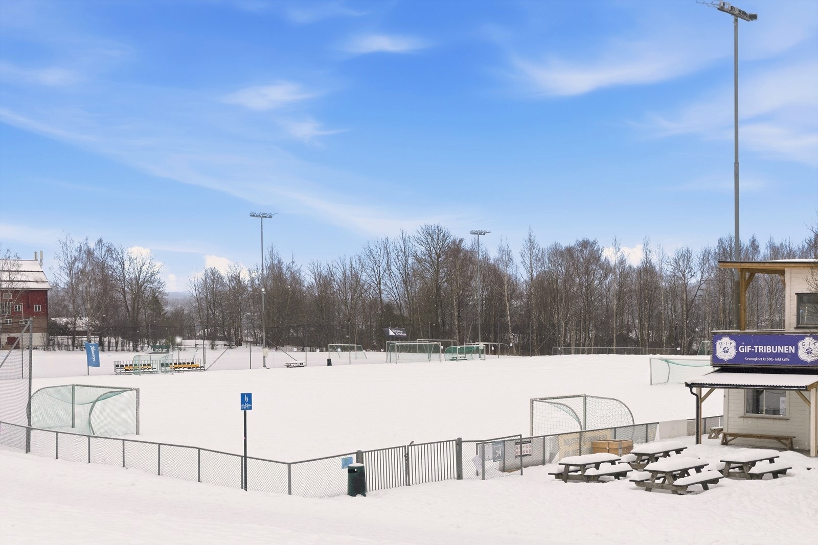 Fotballanlegget er et sosialt samlingspunkt på Åskollen, med et yrende liv både sommer og vinter Galleribilde
