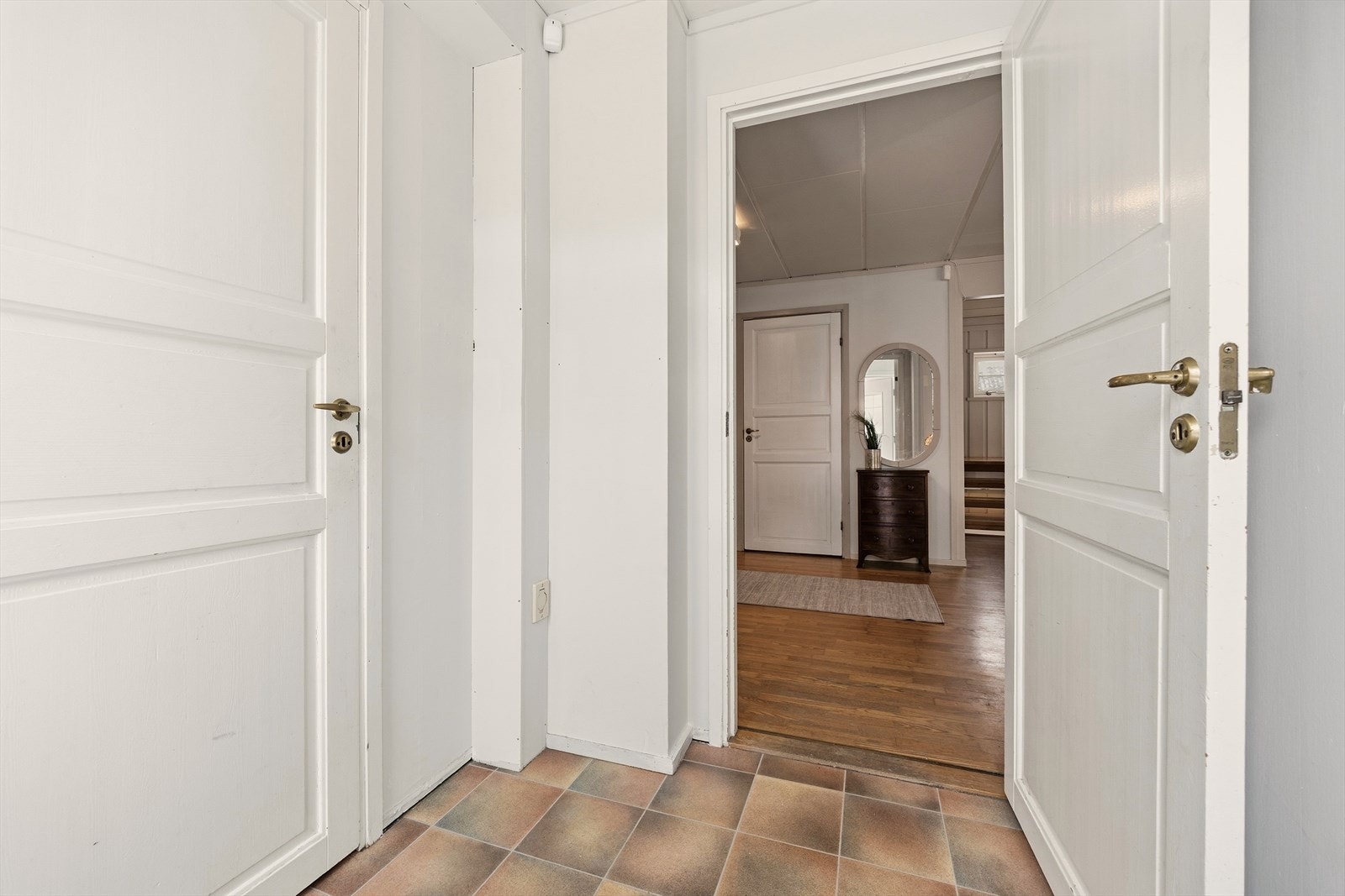 Entré med adkomst til gjestetoalett Galleribilde