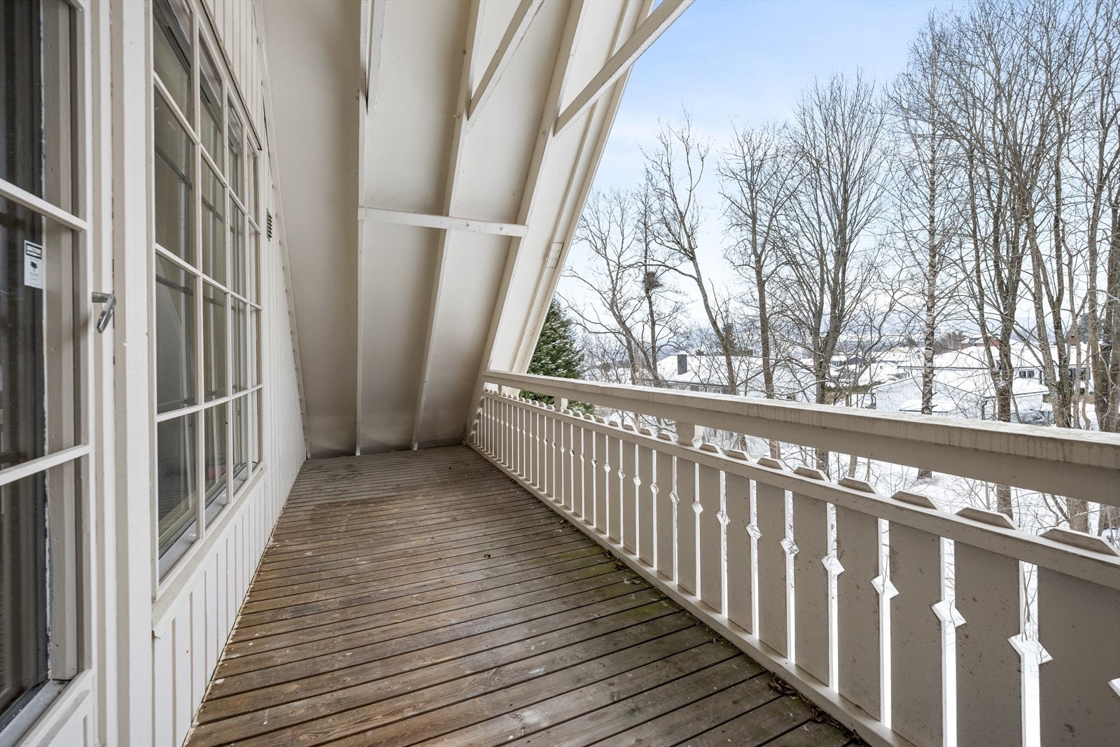 Også denne stuen har utgang til flott, takoverbygget uteplass Galleribilde