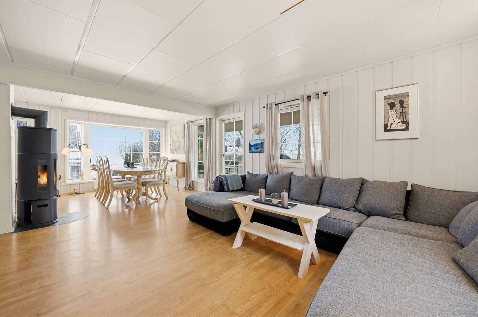 Stuen har godt med lysinnslipp via store vinduer ned mot fjorden Galleribilde