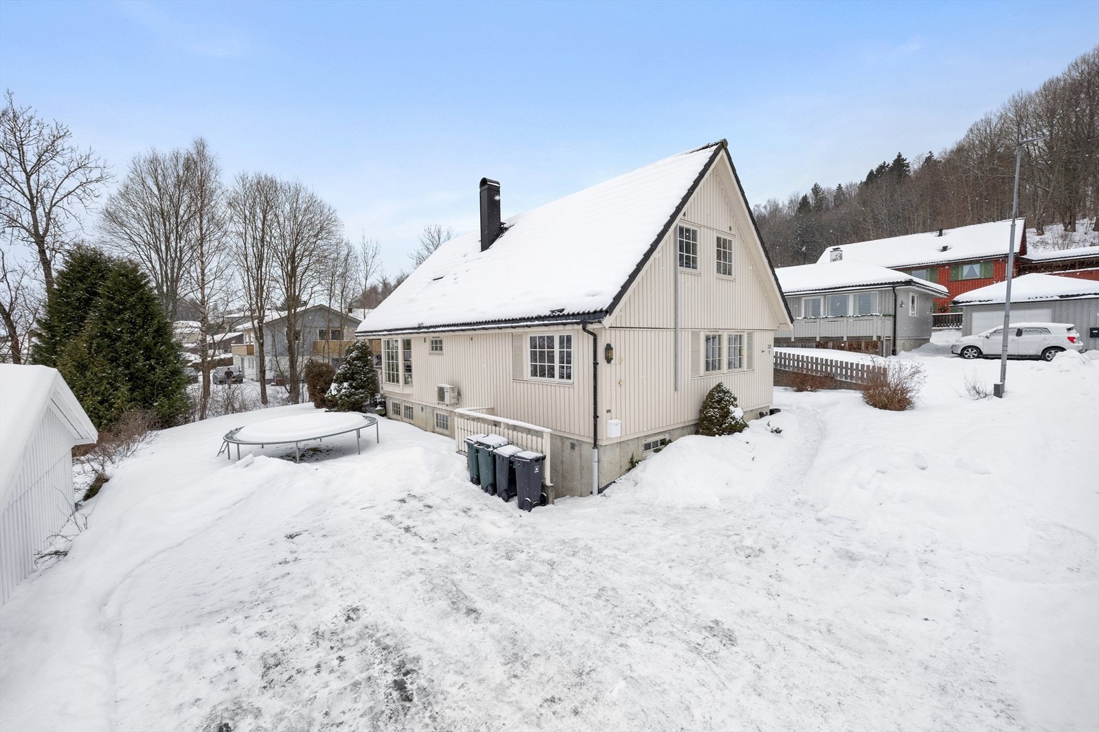 Huset har stor gårdsplass Galleribilde