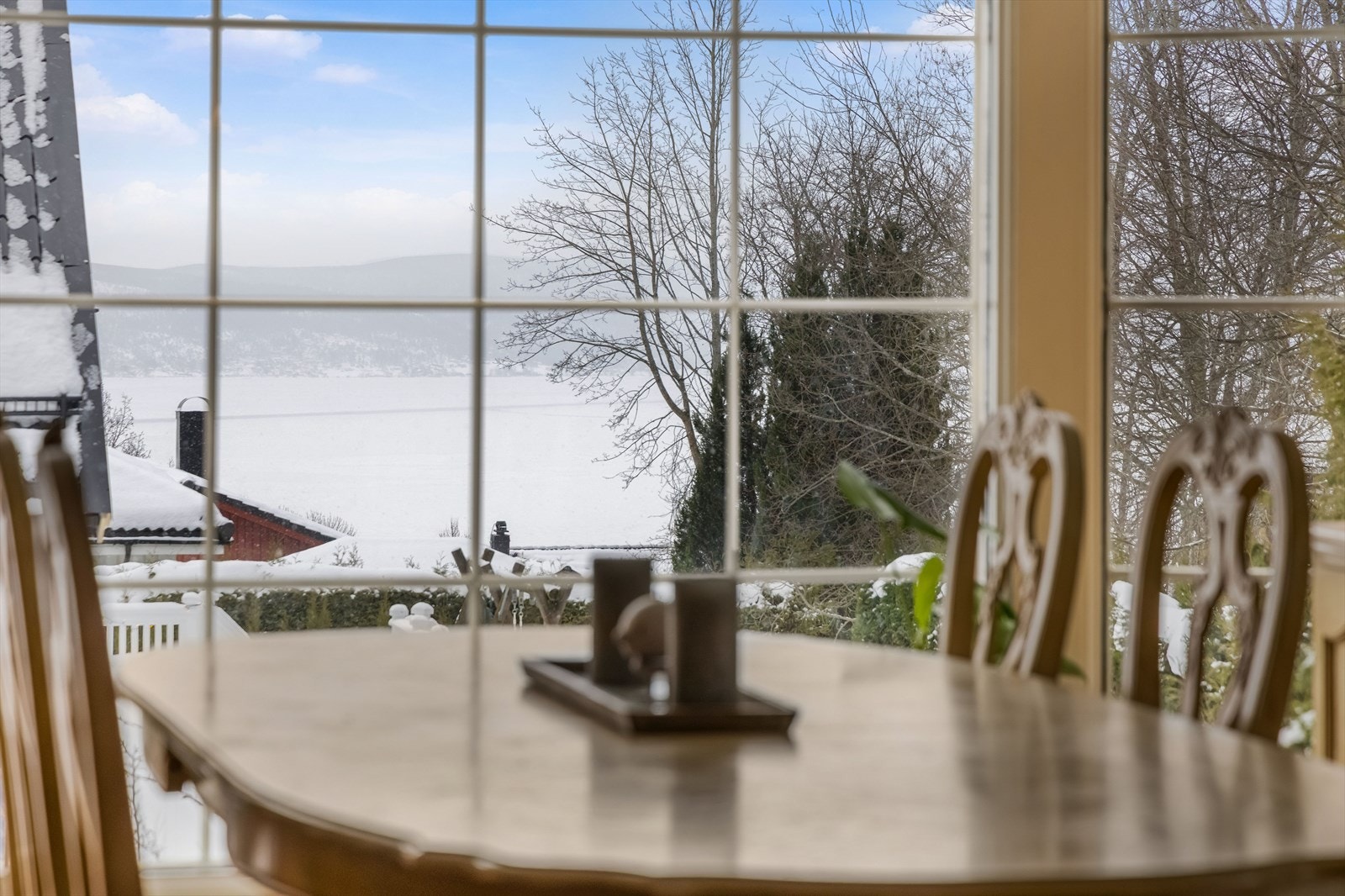 Boligen ligger i et attraktivt boligområde på Åskollen - tett på både Åskollen sentrum, naturen og med nydelig fjordutsikt Galleribilde