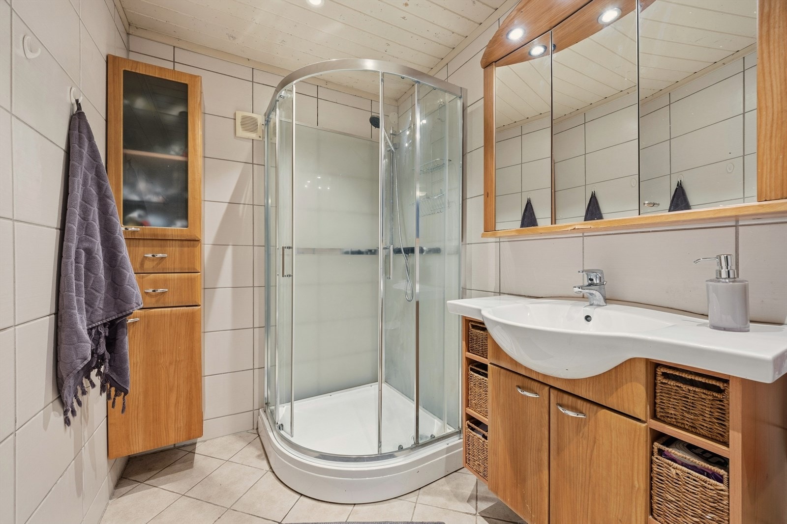 Flislagt bad i 1. etasje Galleribilde