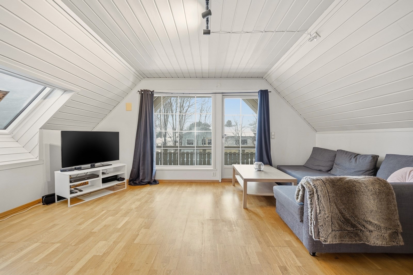 Stuen er lys og romslig og egner seg godt som tv-stue, lekerom mm Galleribilde