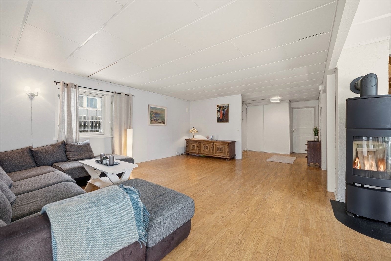 Fra hall er det åpent inn til en romslig stue Galleribilde