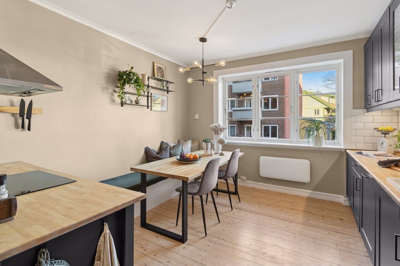 Hyggelig og romslig kjøkken som byr på godt med skuff- og skapplass samt fine arbeidsflater Galleribilde