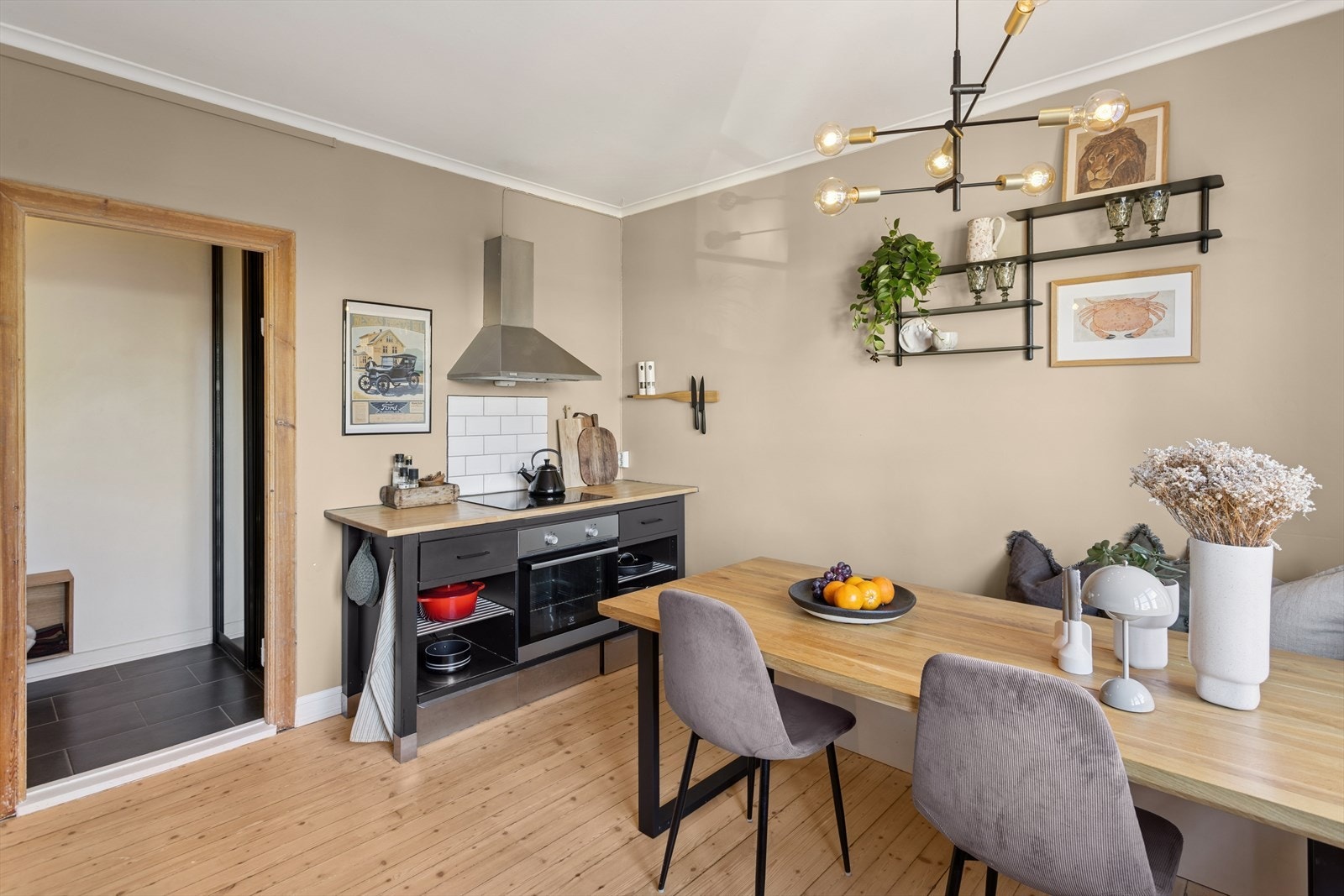 Spisegruppe på kjøkkenet, perfekt til å samle både familie og venner Galleribilde