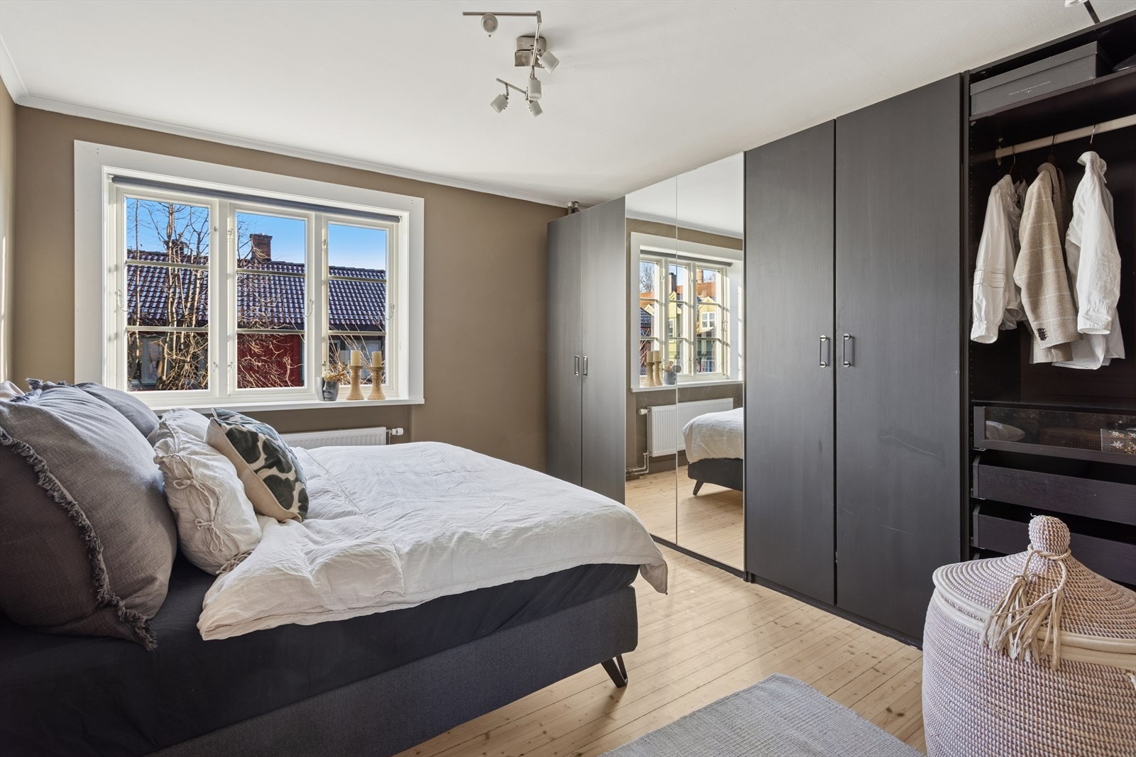 Flott garderobeløsning med speil sikrer deg godt med lagring av klær, sengetøy og diverse Galleribilde