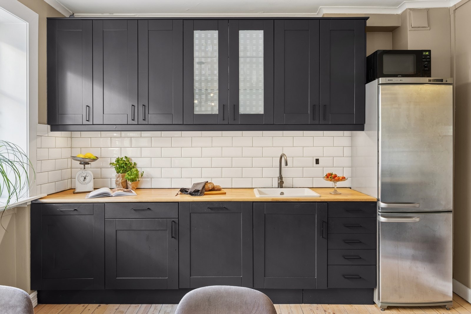 Kjøkkenet er blant annet innredet med benkeplate i heltre, integrert platetopp (induksjon), stekeovn og oppvaskmaskin Galleribilde