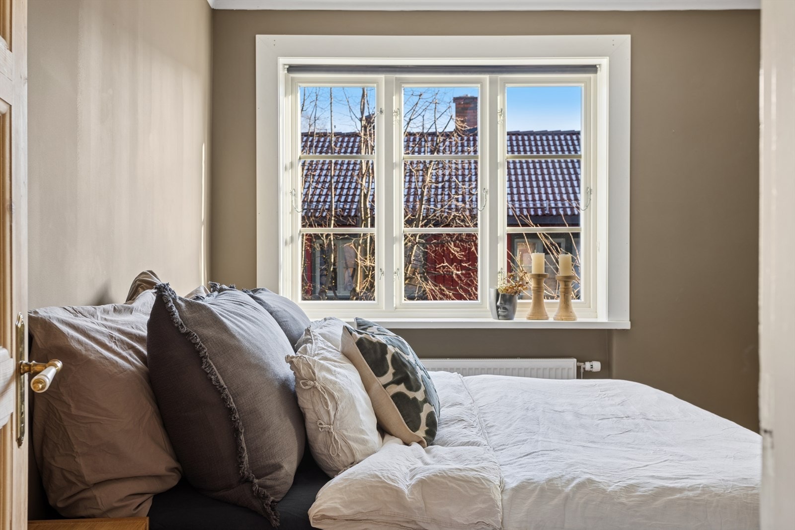 Rikelig med naturlig lysinnslipp gjennom store vindusflater Galleribilde