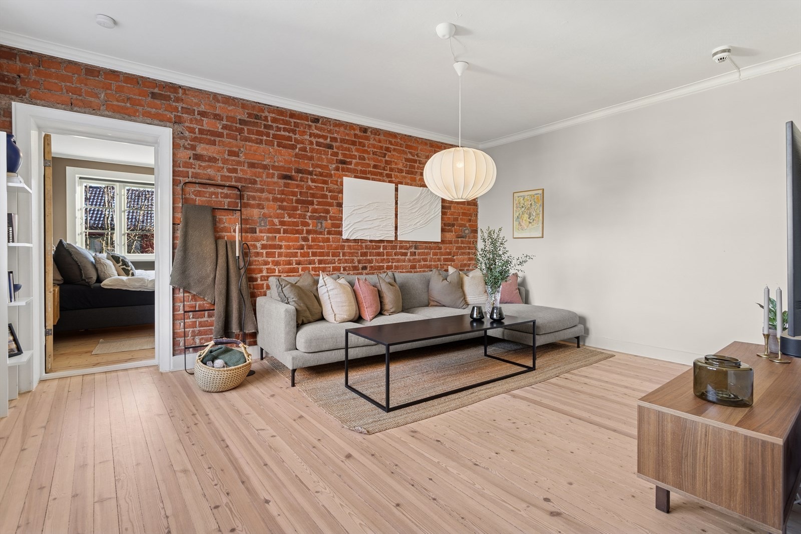 Stuen oppleves som luftig, og er enkel å innrede etter eget ønske Galleribilde