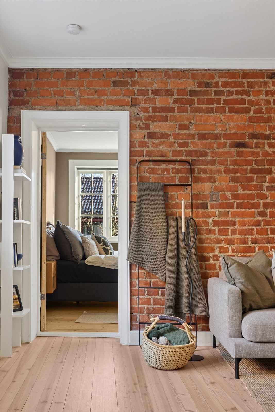 Teglsteinsveggen gir leiligheten et urbant særpreg Galleribilde