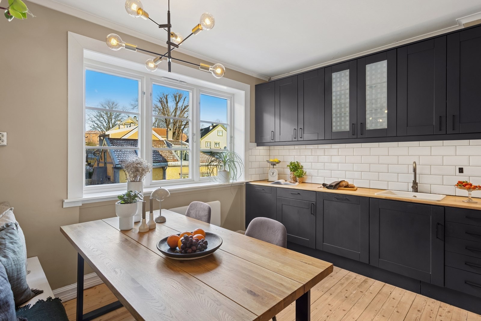 Kjøkkenfrontene ble malt i 2022, og benkeplaten ble slipt i 2023 Galleribilde