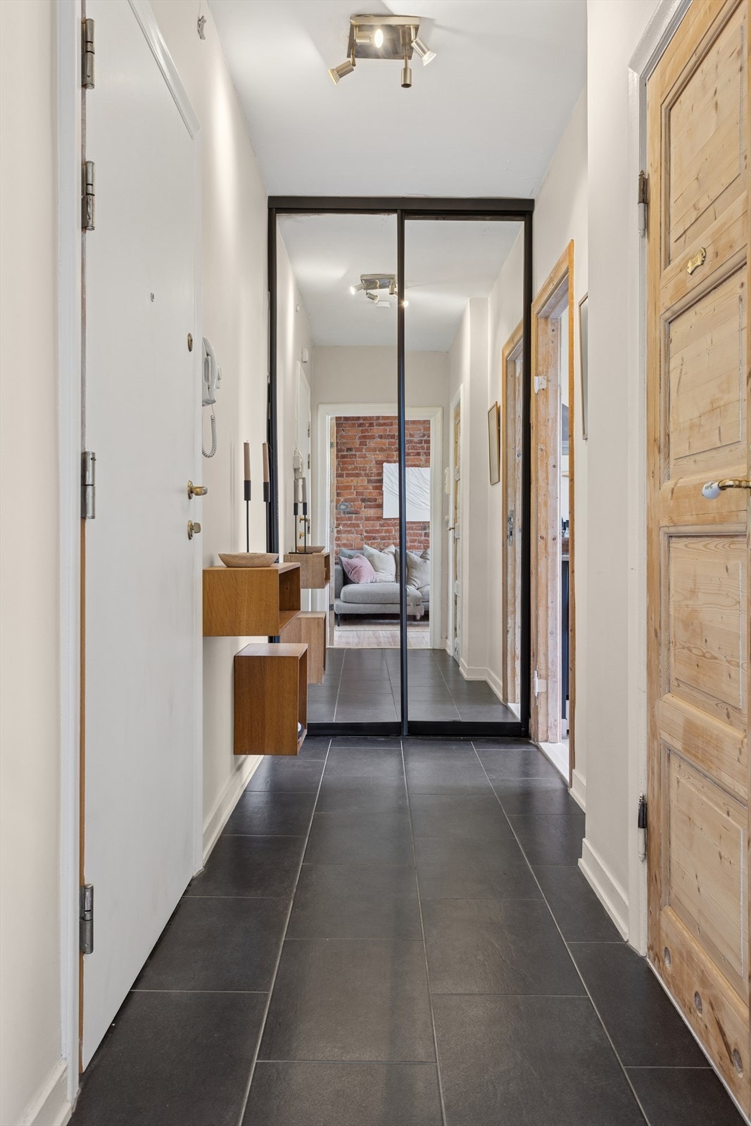 Velkommen inn, lys og romslig entré med smarte løsninger Galleribilde