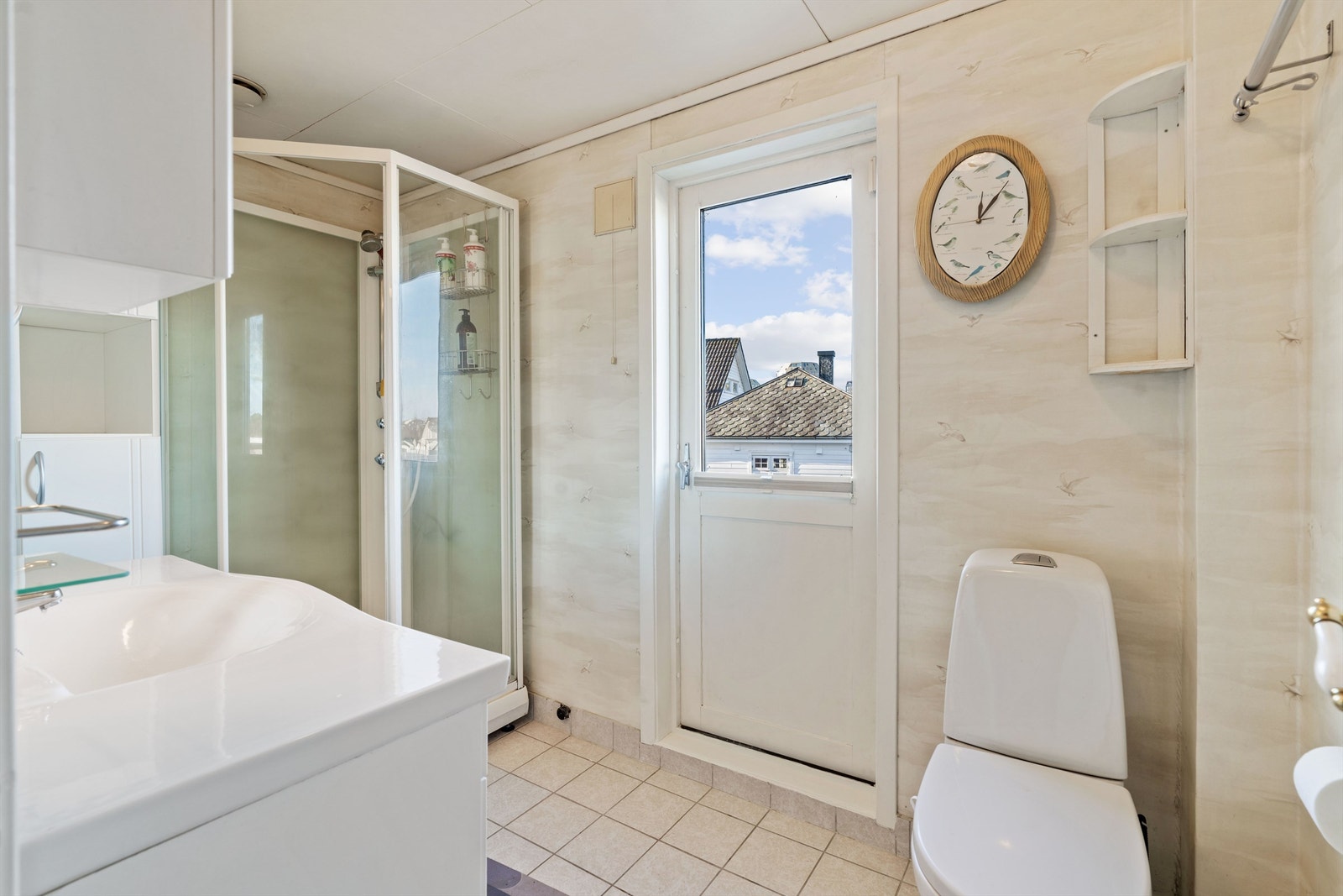 Bad med oppgraderinger utført i 2007 ifølge huseier. Gulvet er flislagt med gulvvarme og tapetserte veggflater. Galleribilde