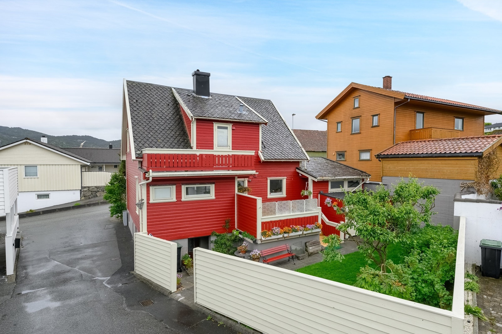 En del av tomten er adkomstvei (kjørerett) for Gamle Postvei nr 5, nr 3, nr 1. Galleribilde