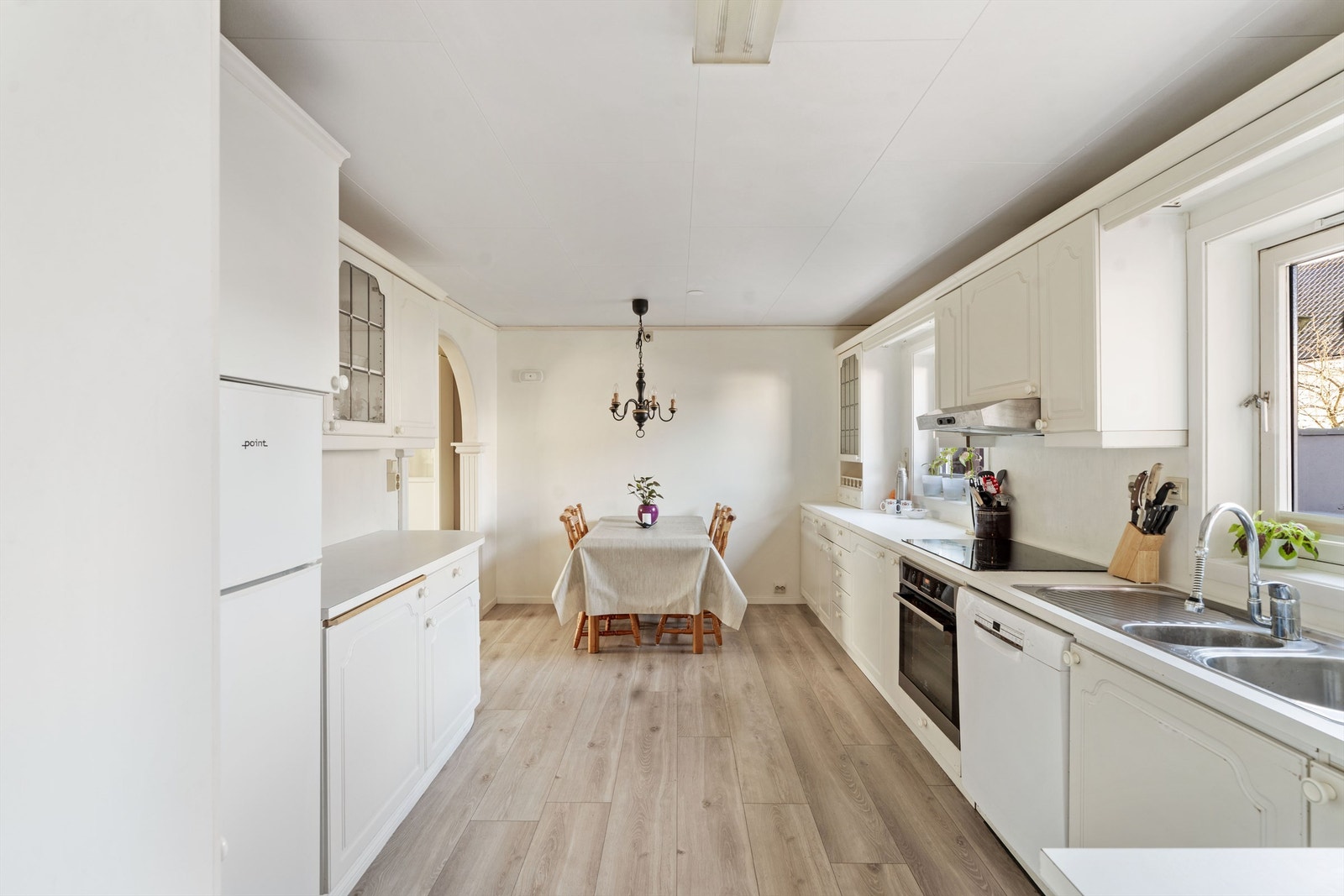 Kjøkkeninnredning med profilerte fronter og benkeplate av laminat. Galleribilde