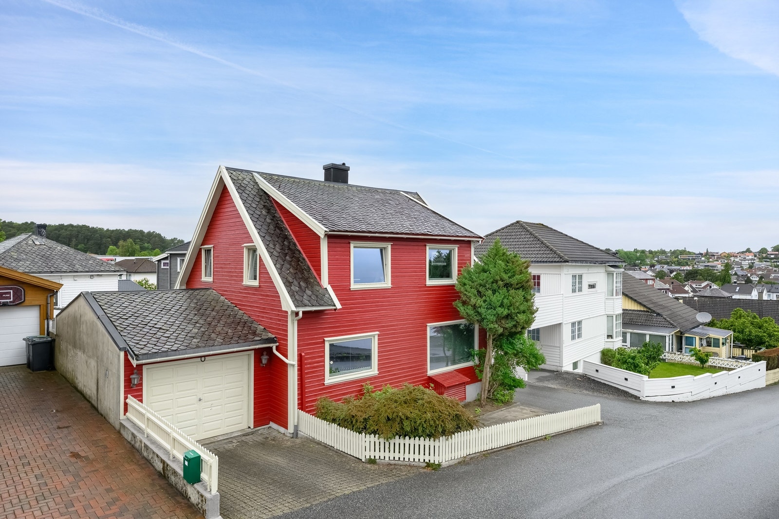 Velkommen til Gamle Postvei 7, presenteres av Dardan Shabi v/Eiendomsmegler Krogsveen Sandnes. Fotograf: Truls Schaal/Martin Nordbø Galleribilde