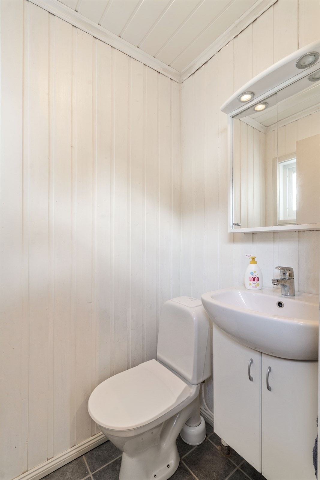 Toalett med varmekabler i gulv Galleribilde