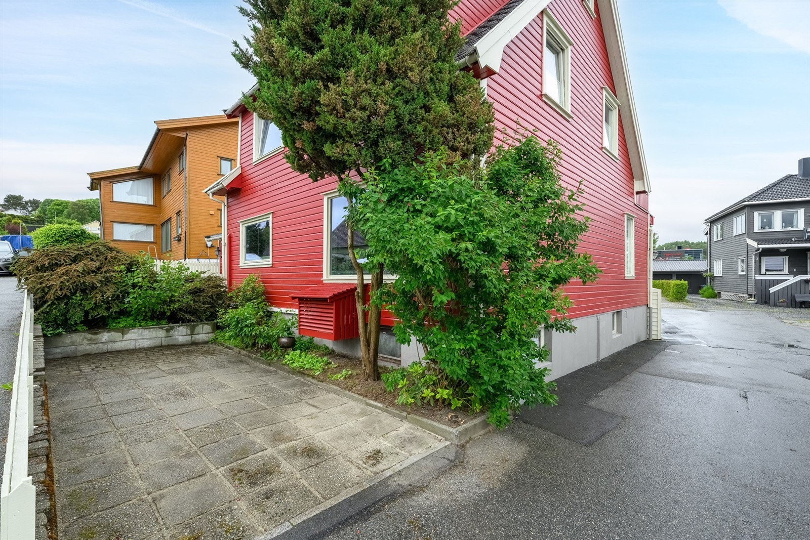 Ellers mulighet for å parkere foran garasjen eller ved siden av her. Galleribilde