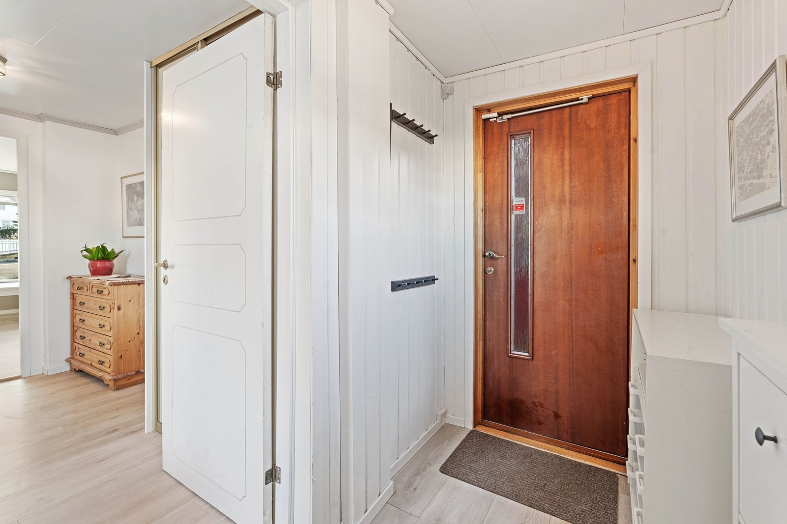 Gang med god plass til oppheng av sko og yttertøy. Galleribilde