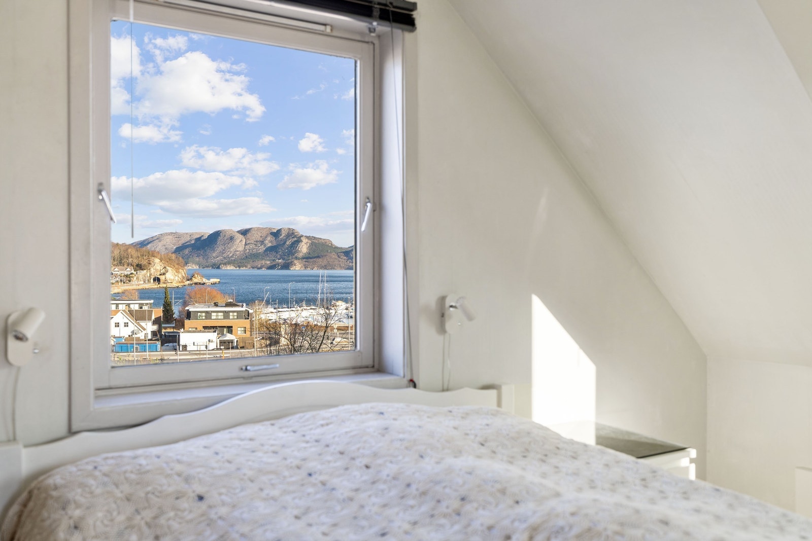 Flott utsikt til fjorden fra dette soverommet Galleribilde