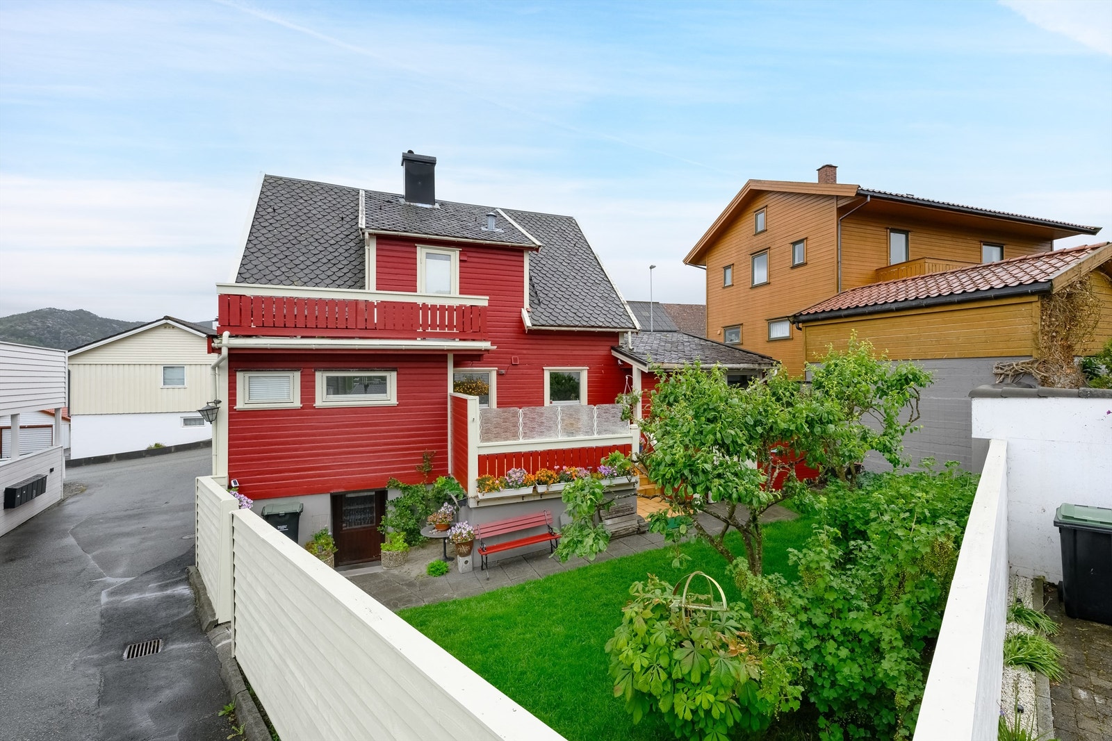 Eiendommen har en sentral og attraktiv beliggenhet på Lura/Vibemyr. Barnehage, skole, offentlig transport og dagligvarebutikk er i gangavstand. Galleribilde