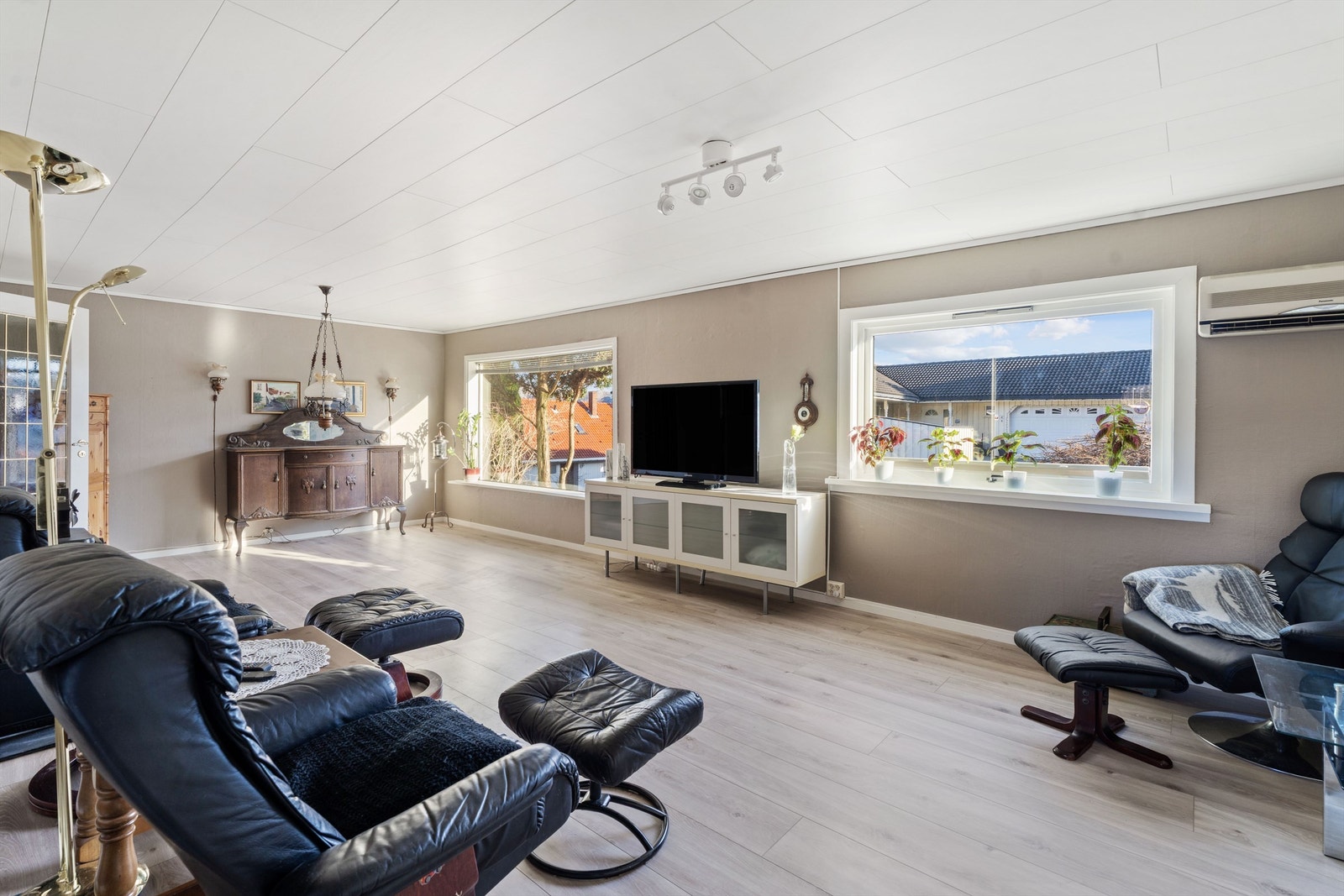 Romslig stue med møbleringsfrihet Galleribilde